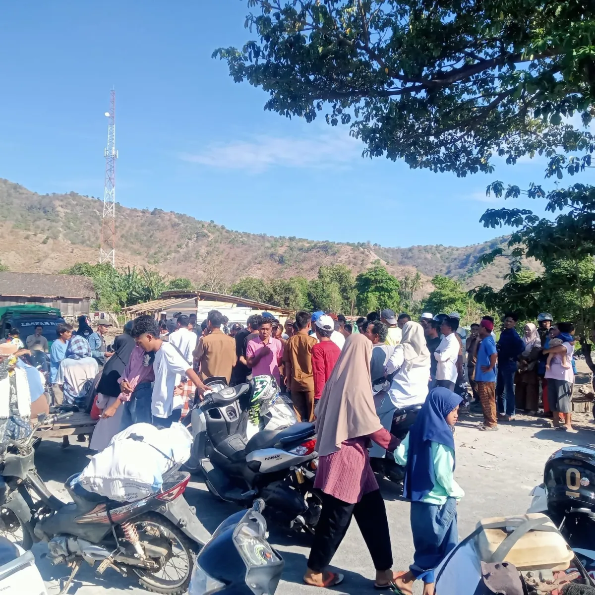 Warga Terdampak Banjir di Nanga Wera Blokade Jalan Lintas Wera–Bima, Tuntut Kepastian Perbaikan