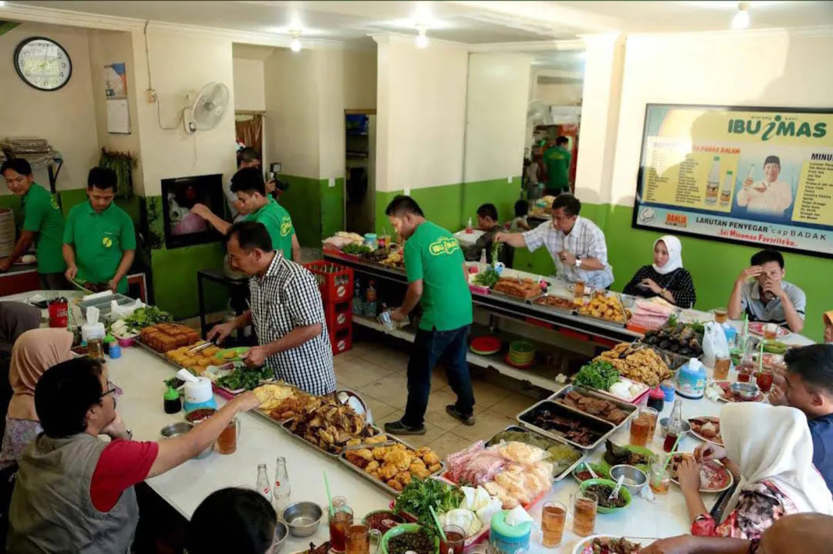 Rekomendasi Kuliner Khas di Sekitar Alun-alun Bandung: Dari Masakan Sunda hingga Restoran Klasik