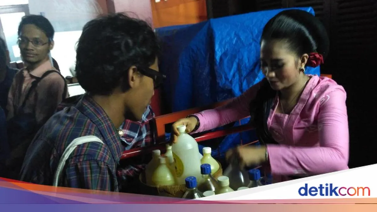 Tren 'Party Jamu' Viral di Media Sosial, Gen Z Minum Jamu Bersama Penjual