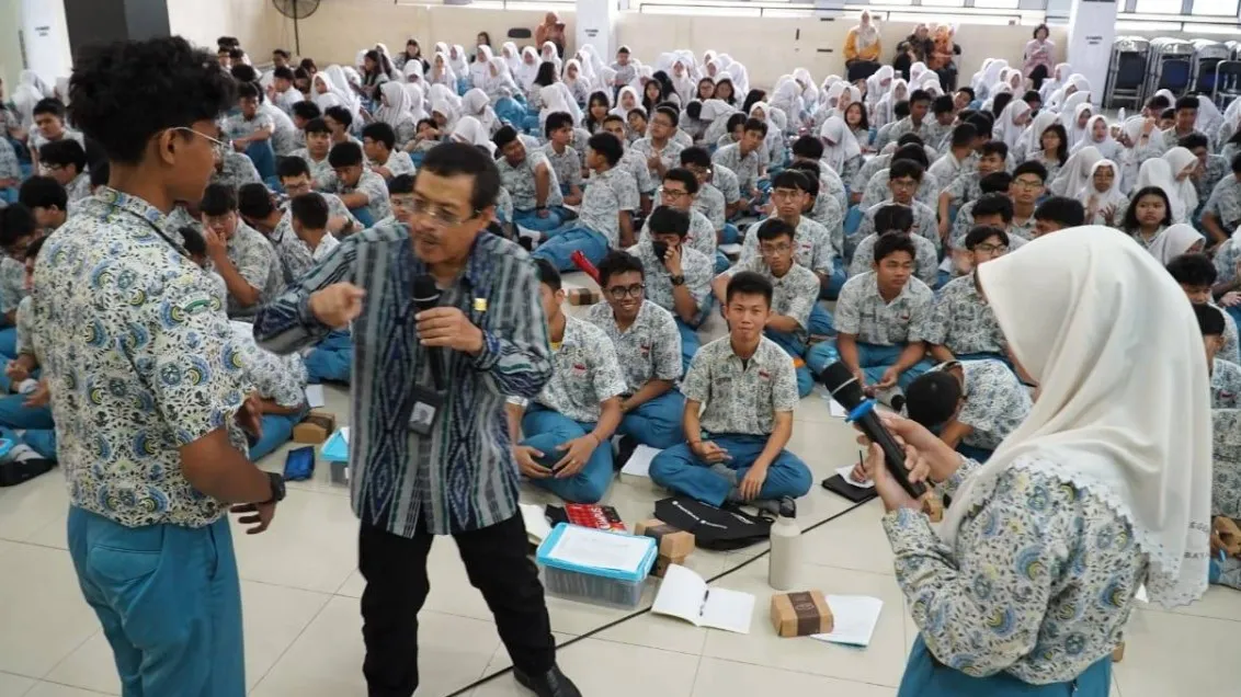 ITPLN dan PLN Gelar Program Rekayasa Energi Terbarukan di SMAN 5 Surabaya, Fokus PLTS dan Waste to Energy