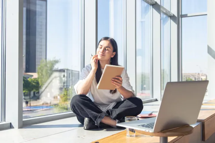 Psikologi: 9 Perilaku yang Sering Muncul pada Orang yang Dulu Dianggap Kurang Menarik Lalu Menjadi Menawan