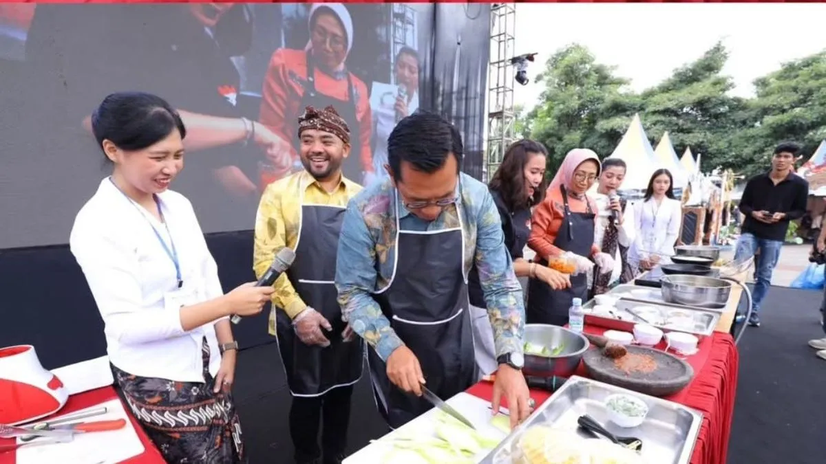 Wali Kota dan Wakil Wali Kota Batu Ikut Live Cooking Bersama Chef Una di Pembukaan Batu Street Food Festival