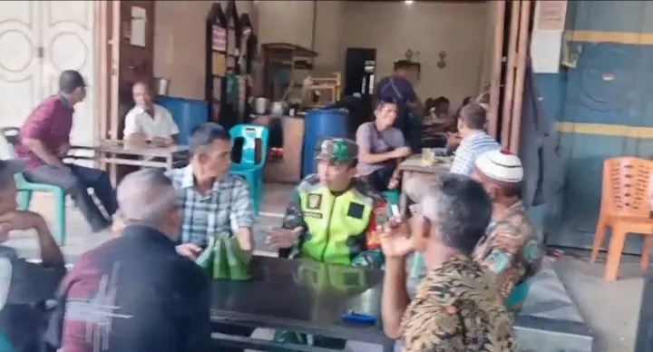 Babinsa Koramil 22/Ulim Gelar Komsos dengan Warga untuk Perkuat Sinergi dan Keamanan Desa