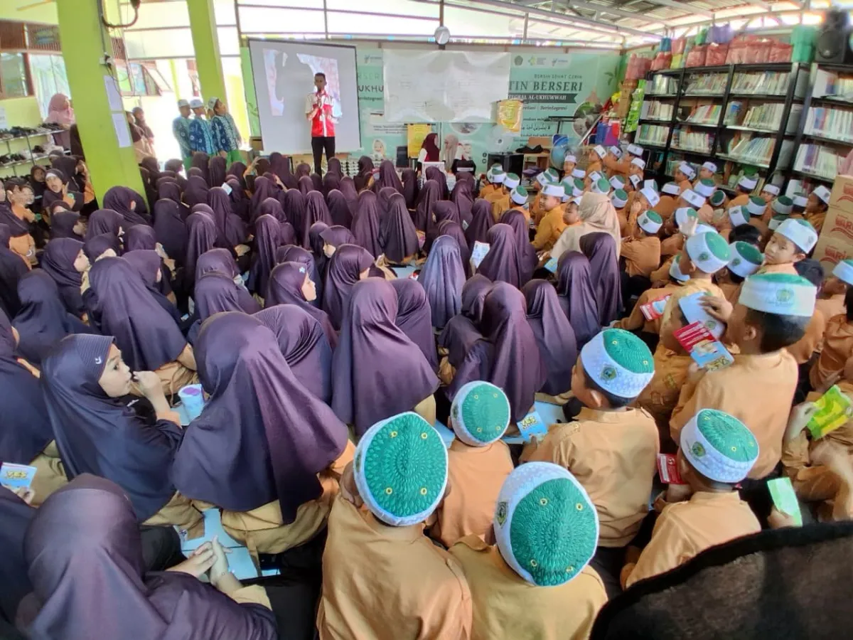 Siswa Kelas I–III MI Integral Al-Ukhuwwah Ikuti Sosialisasi Kesehatan Pencernaan dari PT Yakult Indonesia