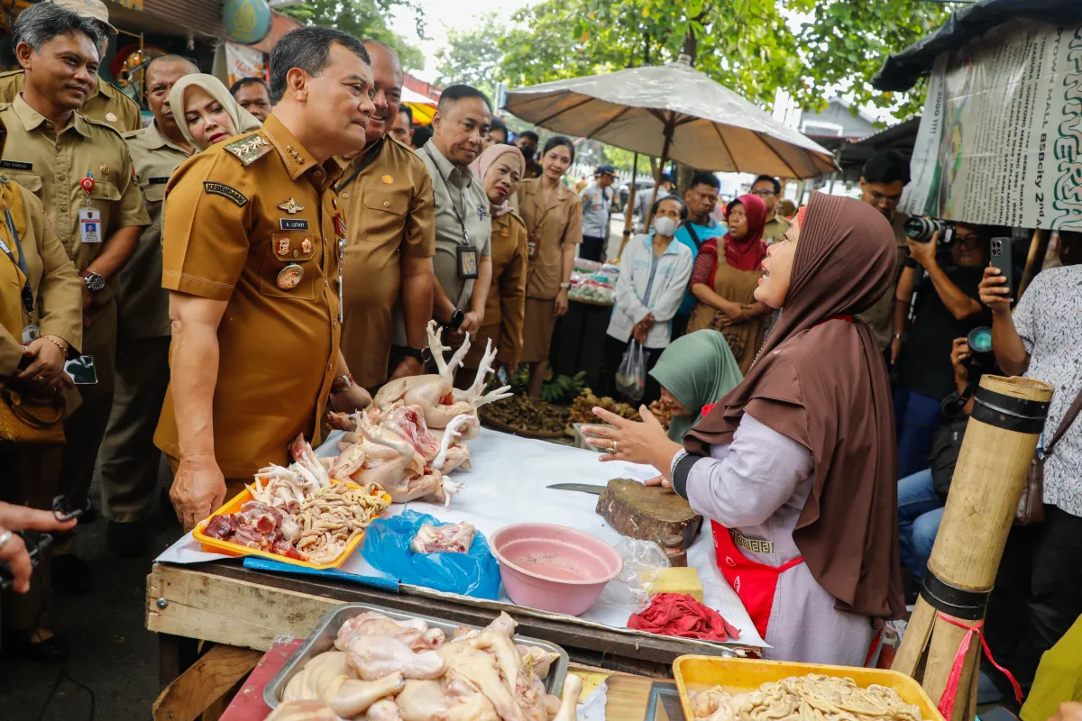 Pantau Pasar Karangayu, Gubernur Jateng Siapkan Intervensi Harga Jelang Natal dan Tahun Baru