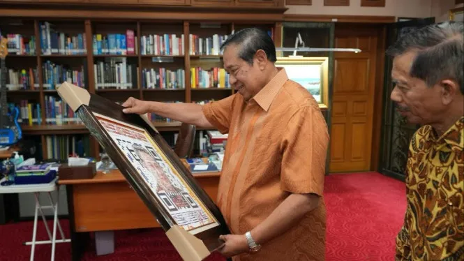 SBY Terima Lukisan QR Art Bergambar Bersama Ani Yudhoyono untuk Koleksi Museum SBY-Ani