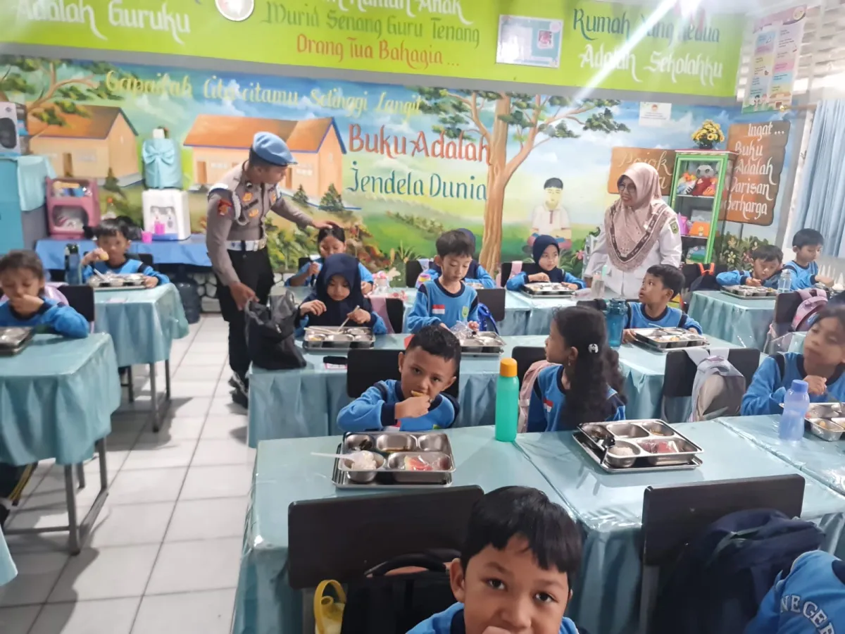 Polres Berau Distribusikan 1.377 Porsi Makanan Bergizi Gratis untuk Pelajar di Tanjung Redeb