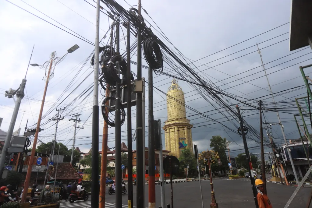 Kabel Fiber Optic di Perempatan Gajah Mada–Empunala Mojokerto Dinilai Semrawut