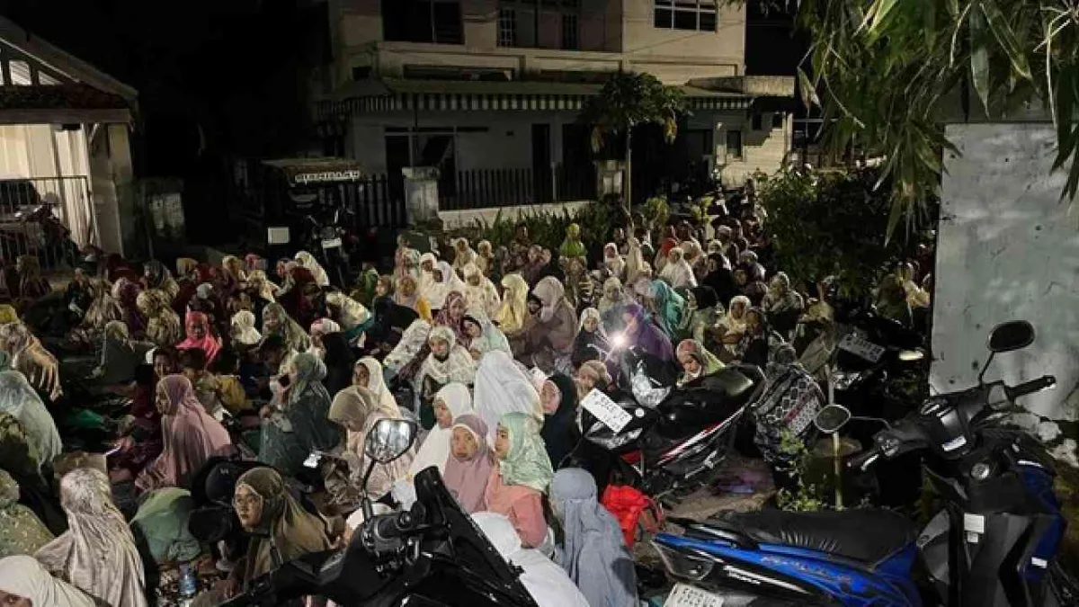 Tarawih Berhadiah Rp300 Ribu di Sumenep Tarik Ribuan Jemaah hingga Meluber ke Jalan