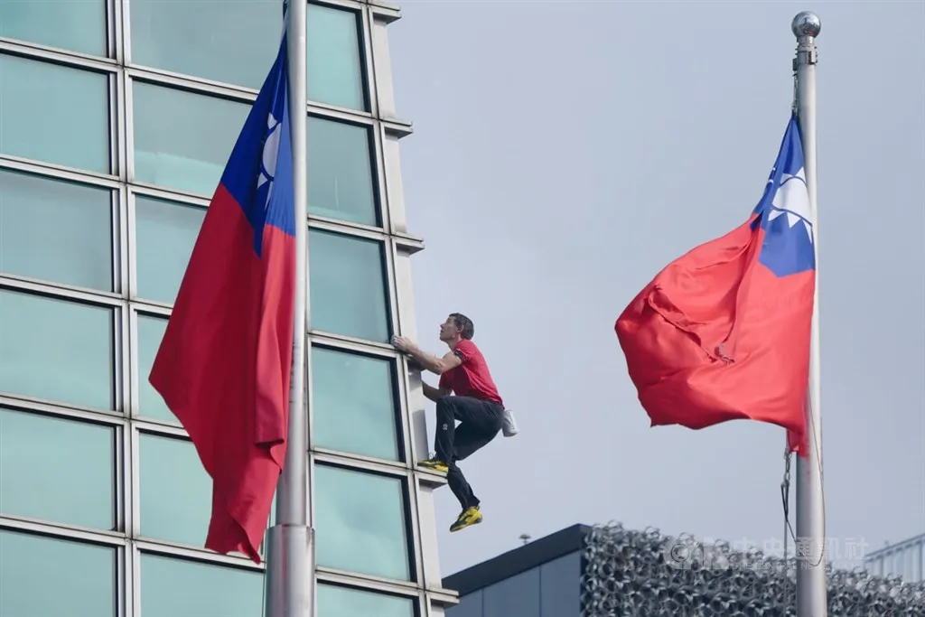 Alex Honnold Mulai Panjat Free-Solo di Taipei 101 Setelah Sempat Ditunda Cuaca