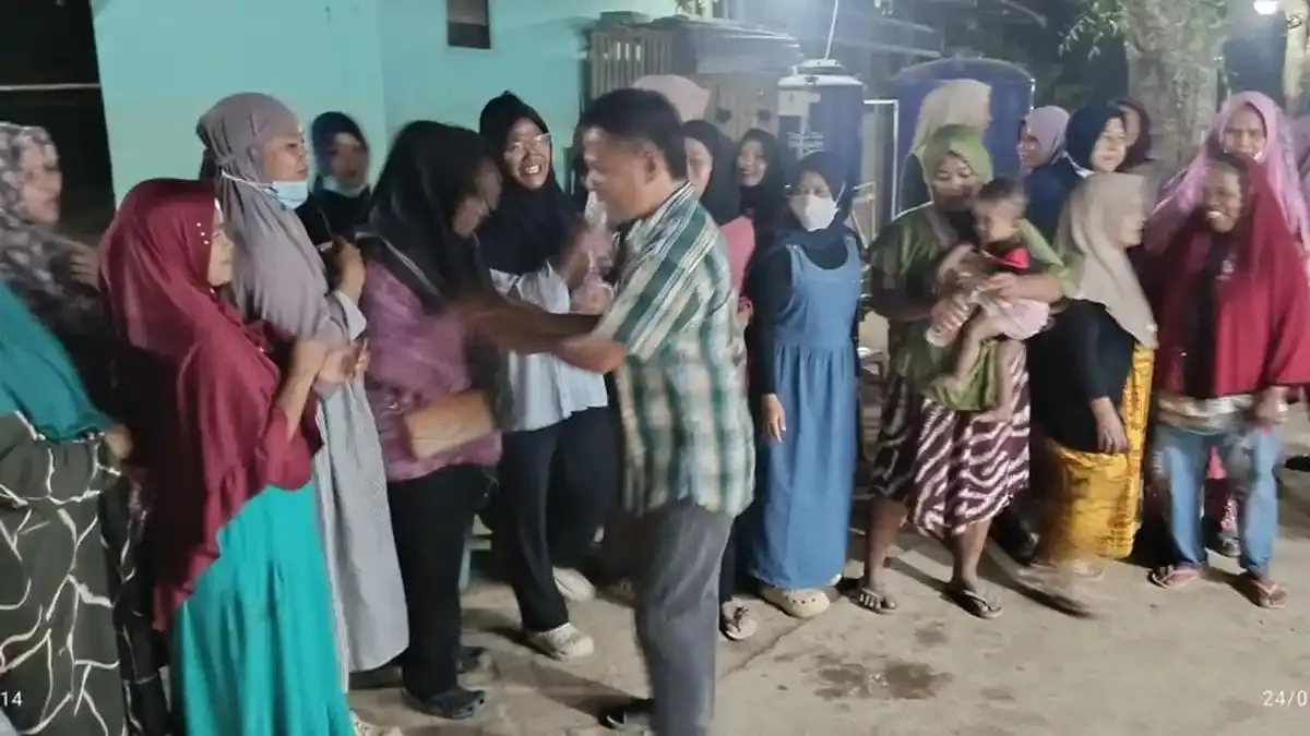 Puluhan Ibu di Kampung Kesehatan Aceh Tamiang Datangi Kantor Datok Penghulu, Protes Baliho Pamit Jabatan