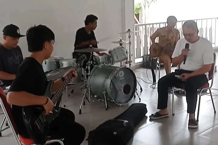 Jelang Live Musik Papa Rock N Roll, Bupati Tubaba dan Sejumlah Kepala OPD Latihan Band di Rumah Dinas