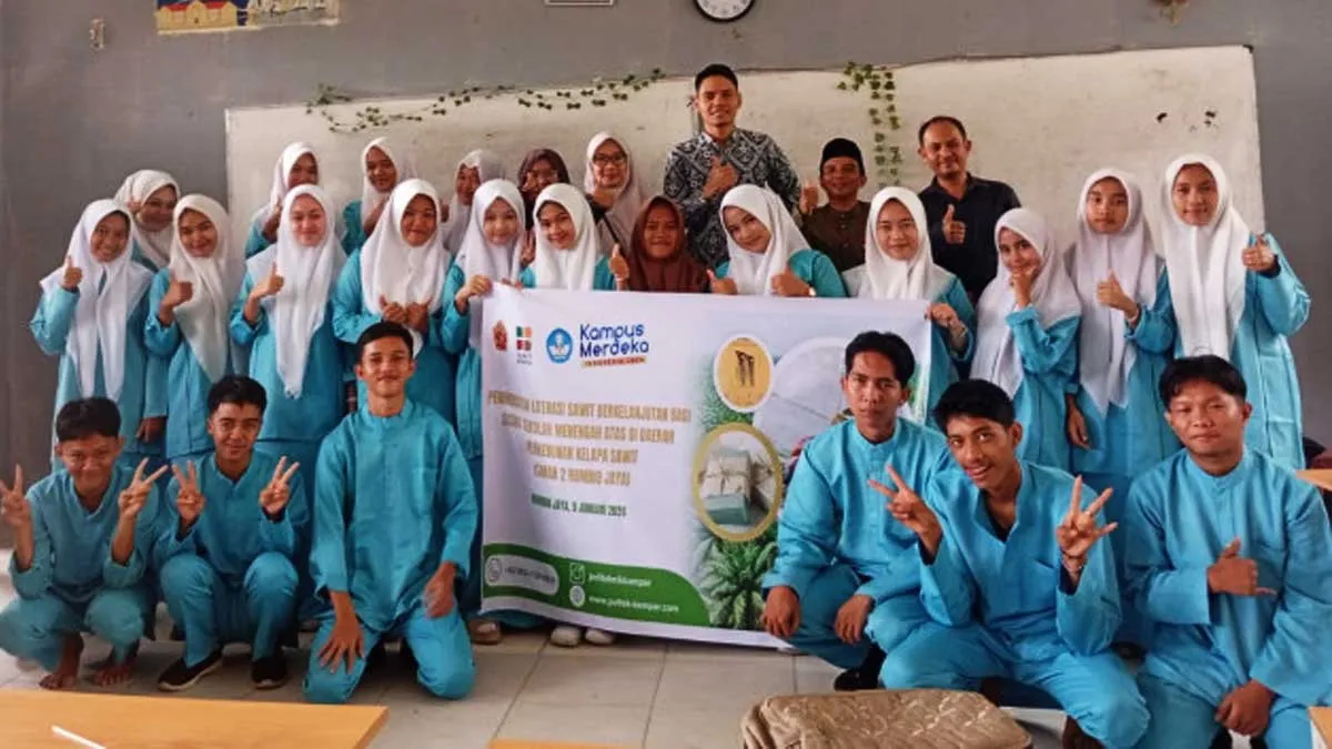 Politeknik Kampar Gelar Edukasi Literasi Sawit Berkelanjutan di SMAN 2 Rumbio Jaya