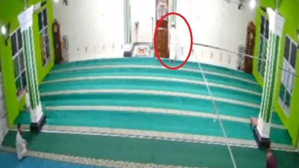 Ketua Masjid Al-Iksan Pangkalpinang Meninggal Usai Kumandangkan Azan Isya, Terekam CCTV