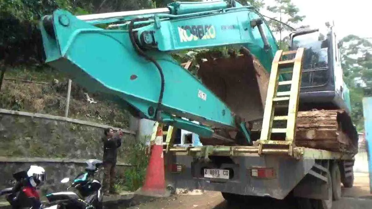 Ekskavator Dikerahkan Bersihkan Longsor yang Menimbun Gudang Air Minum Kemasan di Sumedang