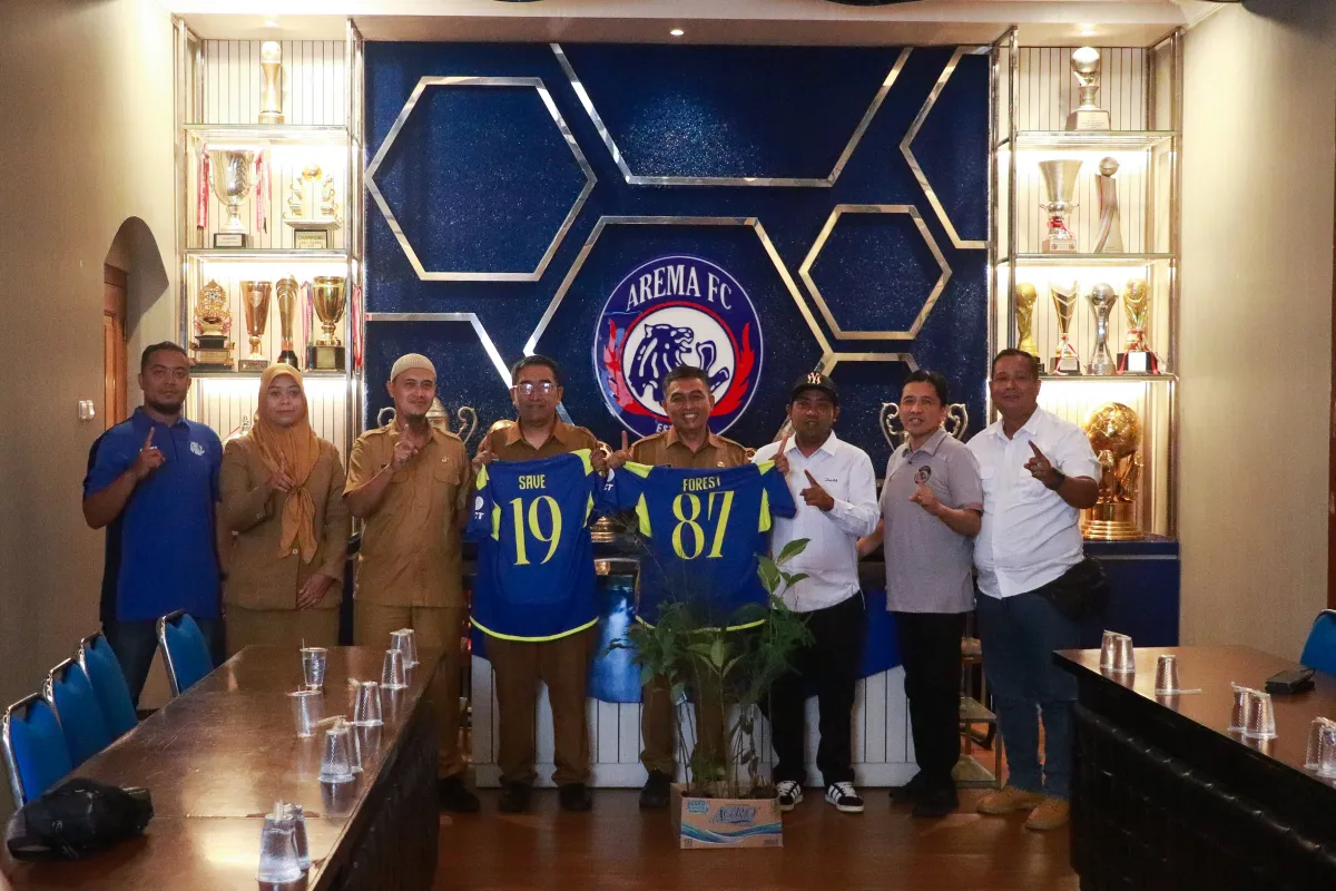 Arema FC, Aremania Utas, dan Bakorwil III Malang Luncurkan Program “Save Forest 1987” untuk Distribusi Bibit Pohon