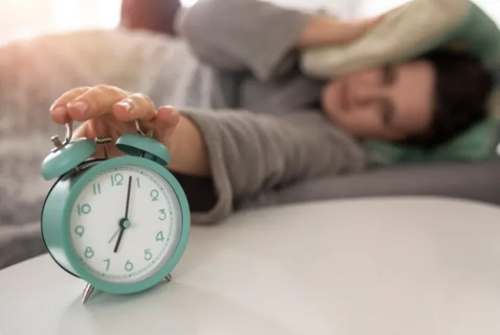 Studi: Kebiasaan Menekan Snooze Alarm Dikaitkan dengan Kreativitas dan Kebahagiaan