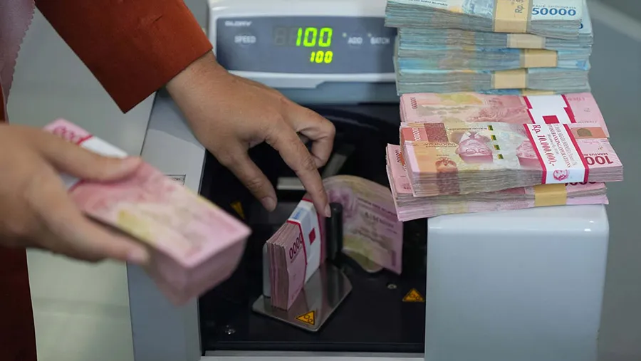 Ekonom: Tekanan Rupiah dan Mandeknya Kredit Perlu Ditangani dalam Satu Paket Kebijakan