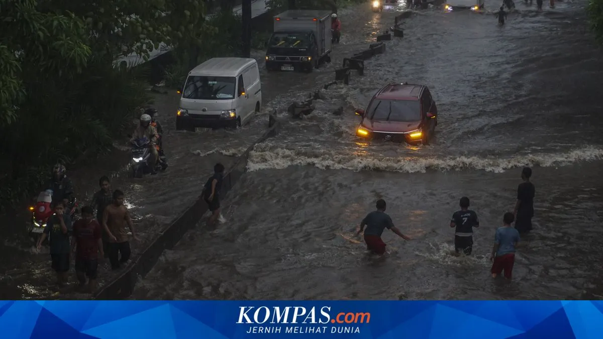 Tips Aman Mengemudi Saat Melintasi Jalan Banjir: Jaga Jarak, Pelan, dan Tetap Berempati