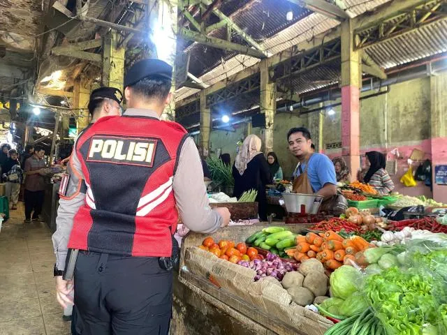 Polres Ciamis Intensifkan Patroli Pemantauan Harga dan Stok Bahan Pokok di Pasar Manis