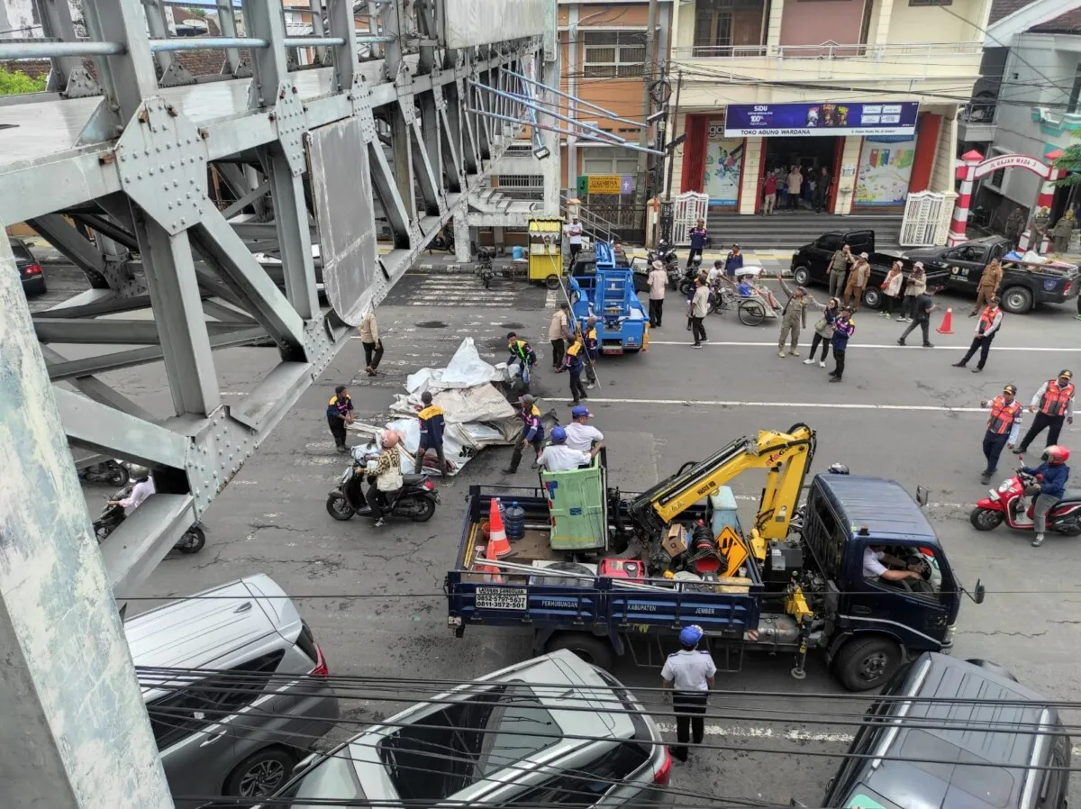 Satgas Infrastruktur dan Tata Ruang Jember Gencarkan Penertiban Baliho dan Iklan Liar di Jalan Protokol