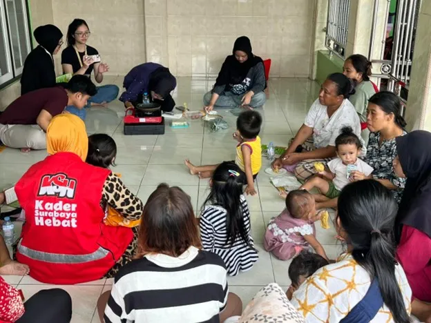 Mahasiswa Universitas Airlangga Gelar “Dapur Gizi Cegah Stunting” di Kalisari, Kenalkan Nugget Ayam Kelor