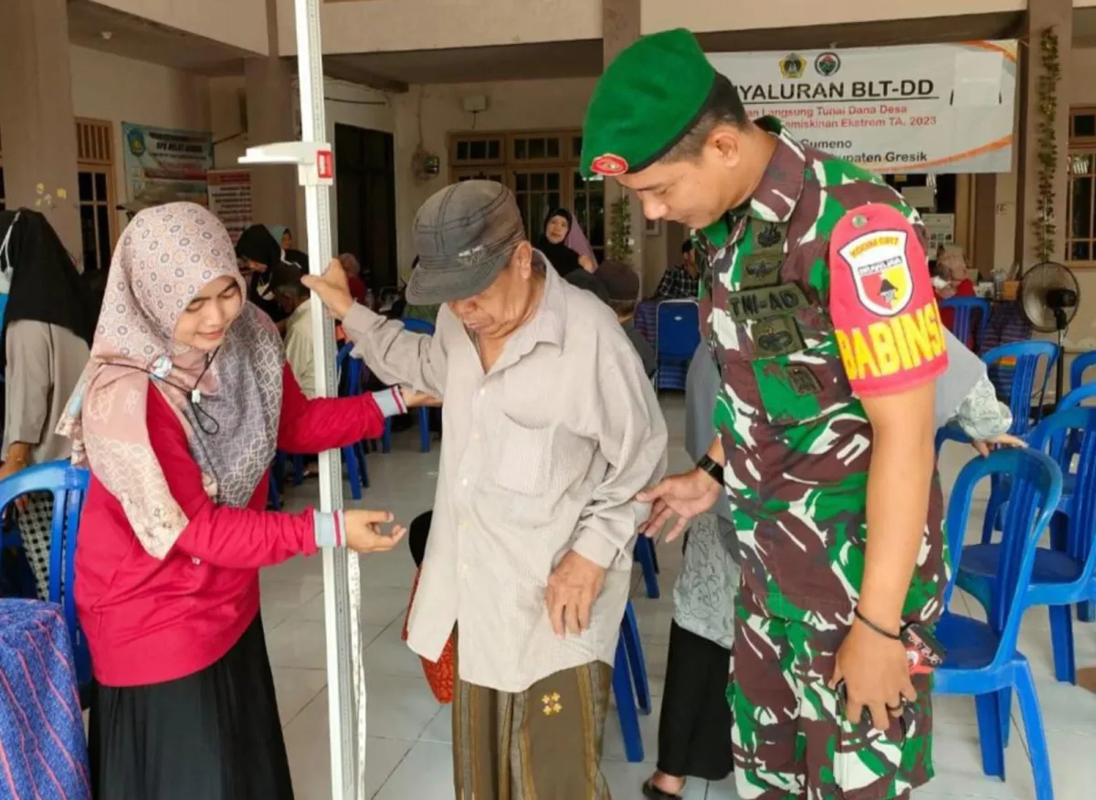 Babinsa di Manyar Dampingi Posyandu Lansia Desa Gumeno untuk Pemeriksaan Kesehatan Rutin