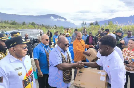 Pemprov Papua Tengah Serahkan Bantuan Laptop untuk 25 Siswa dan Guru di Kabupaten Puncak