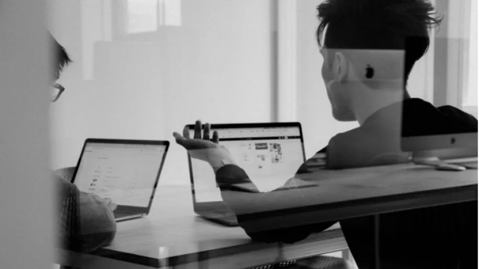 Loyalitas vs Meritokrasi: Perspektif Psikologi Sosial tentang Dinamika Kekuasaan di Indonesia