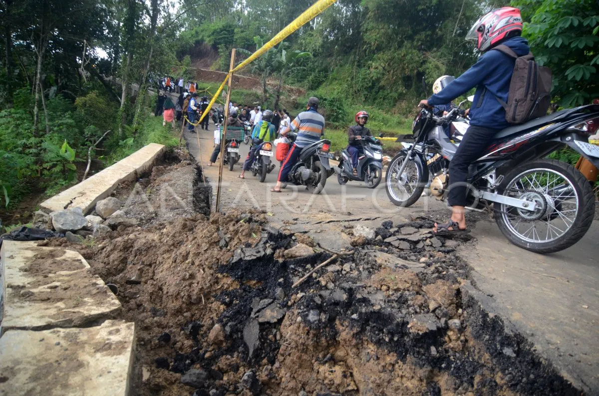Jalan Penghubung Desa Danasari–Gunungjati di Kabupaten Tegal Amblas Akibat Hujan Deras