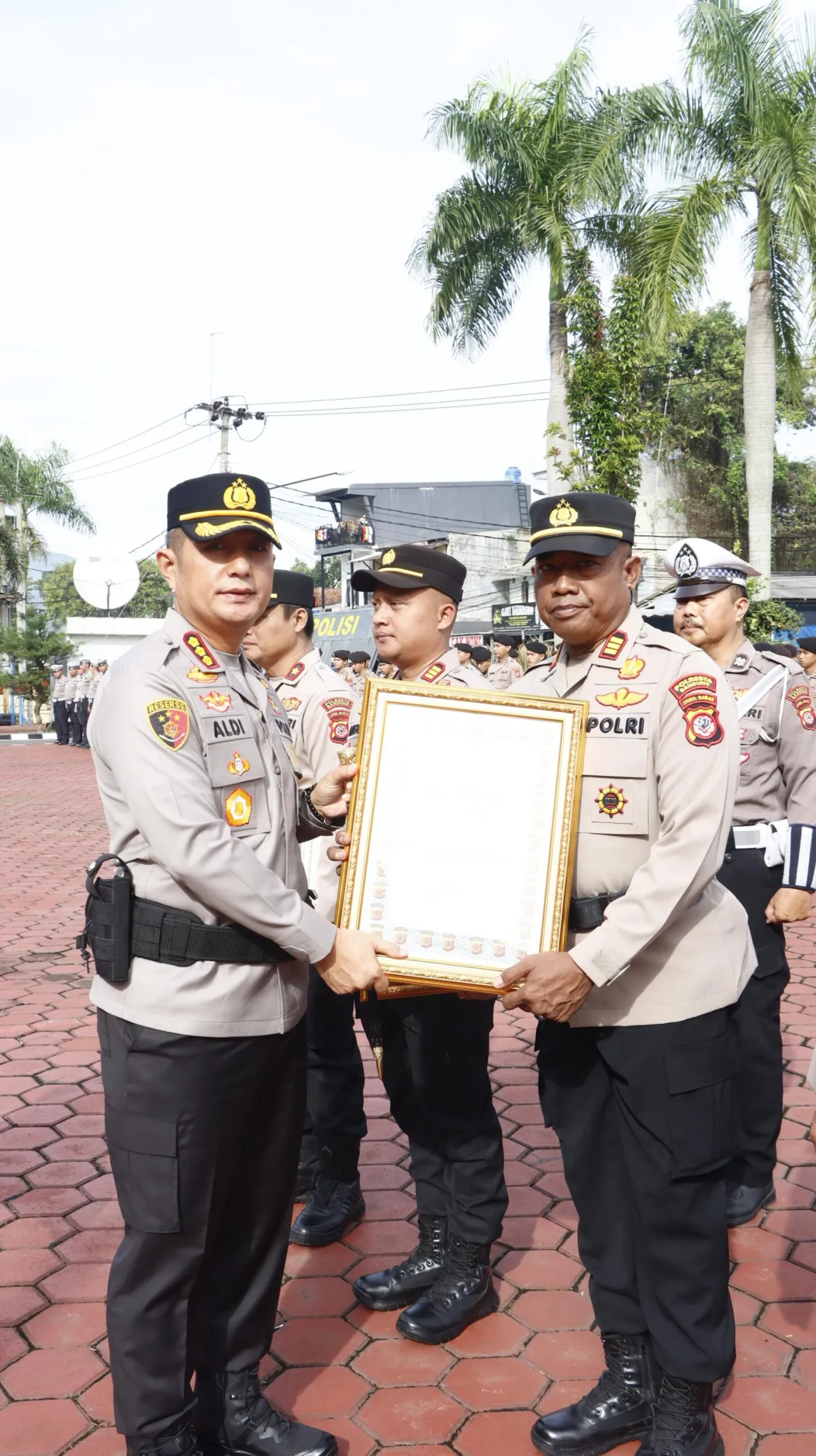 Polresta Bandung Beri Penghargaan kepada Personel Berprestasi