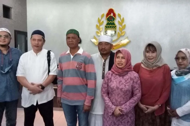 Hercules Kunjungi Keraton Kasepuhan, Salat Jumat Pertama Kali di Masjid Sang Cipta Rasa
