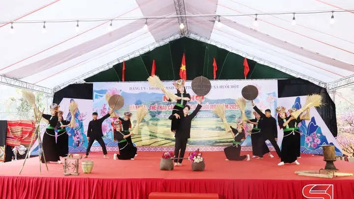 Komune Huoi Mot Gelar Kompetisi Seni Budaya dan Peragaan Busana Tradisional