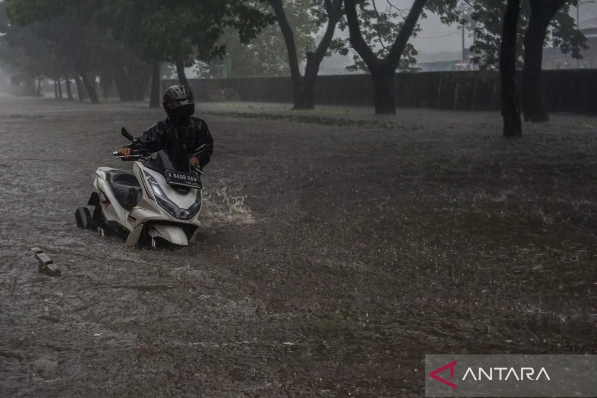 DKI Jakarta: Banjir Rendam 45 RT dan 22 Ruas Jalan, Dinkes Siap Tangani Influenza hingga Rencana Gudang Obat Baru