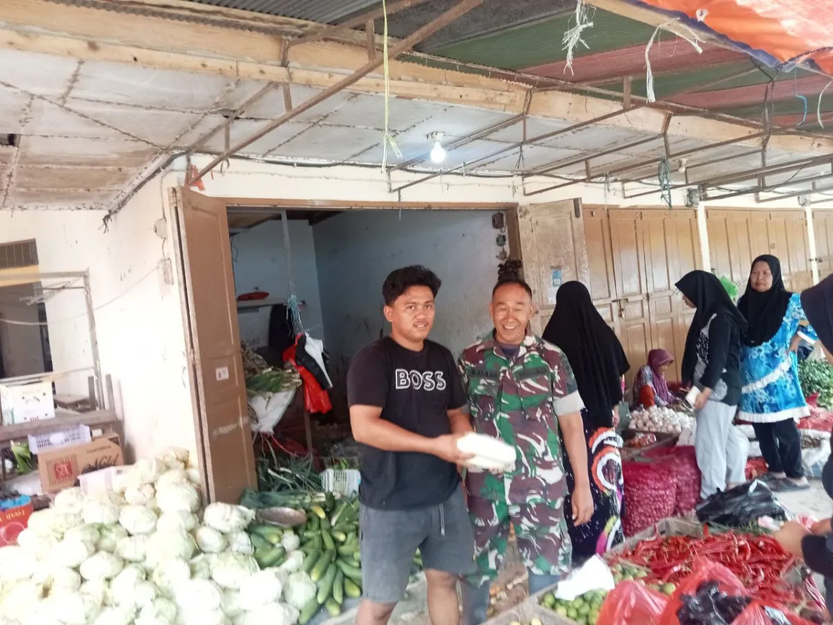 Babinsa Koramil 1420-06/Panca Rijang Pantau Harga dan Stok Sembako di Pasar Sentral Rappang