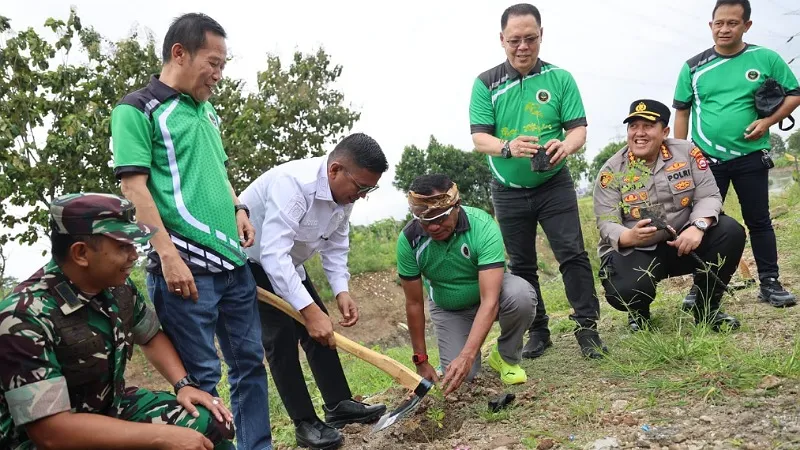 Gubernur Banten Andra Soni Tanam 100 Pohon Kelor di Bantaran Kali Bedeng Kasemen