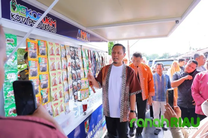 Wali Kota Pekanbaru Serahkan Bantuan Gerobak untuk Pelaku UMKM di Tepi Sungai Siak