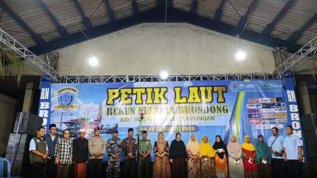 BPJS Ketenagakerjaan Bojonegoro Sosialisasikan Perlindungan Nelayan saat Tradisi Petik Laut Brondong