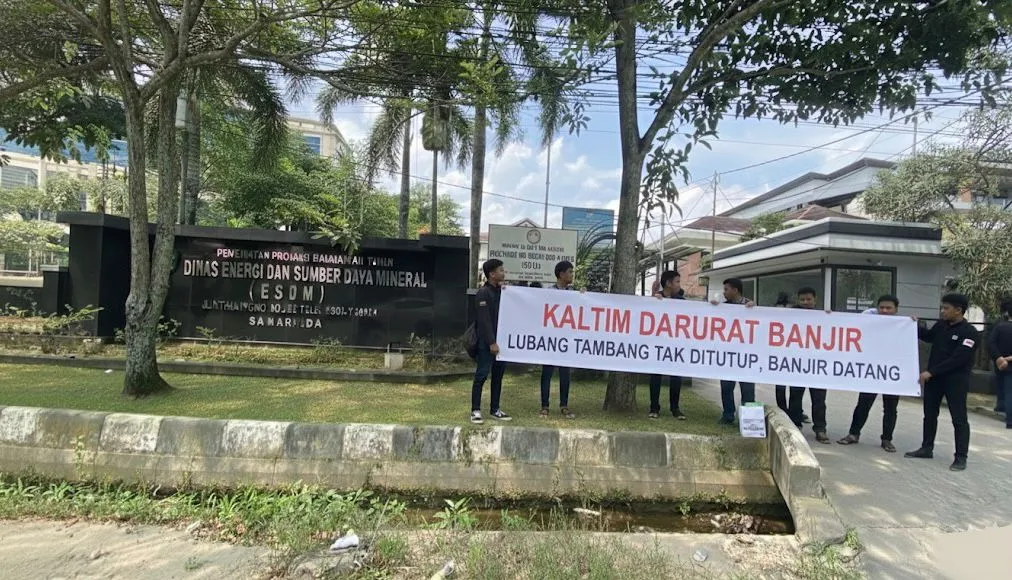Mahasiswa Demo di Kantor ESDM Kaltim, Soroti Keterbukaan Data Reklamasi dan Pengawasan Tambang yang Ditangani Pusat