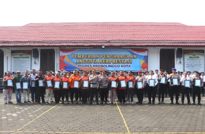 Polres Probolinggo Kota Beri Penghargaan untuk Anggota dan Warga dalam Upacara Kesadaran Nasional