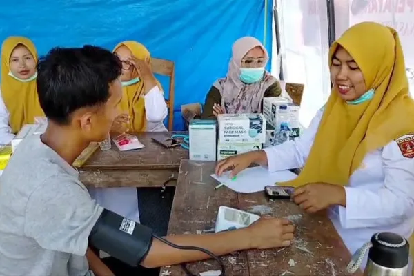 Puskesmas Koto Alam Gelar Layanan Kesehatan di Huntara SDN Kayu Pasak