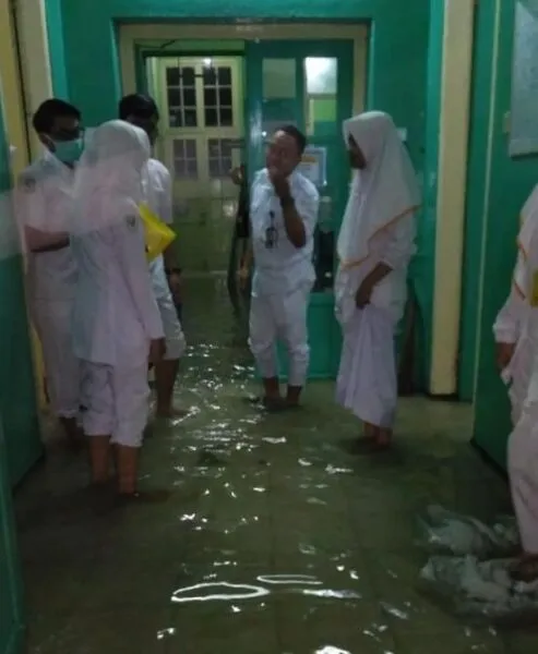 Pasien Melahirkan Anak Kembar Saat Ruang Perinatal RSUD dr. Soekardjo Terdampak Kebocoran