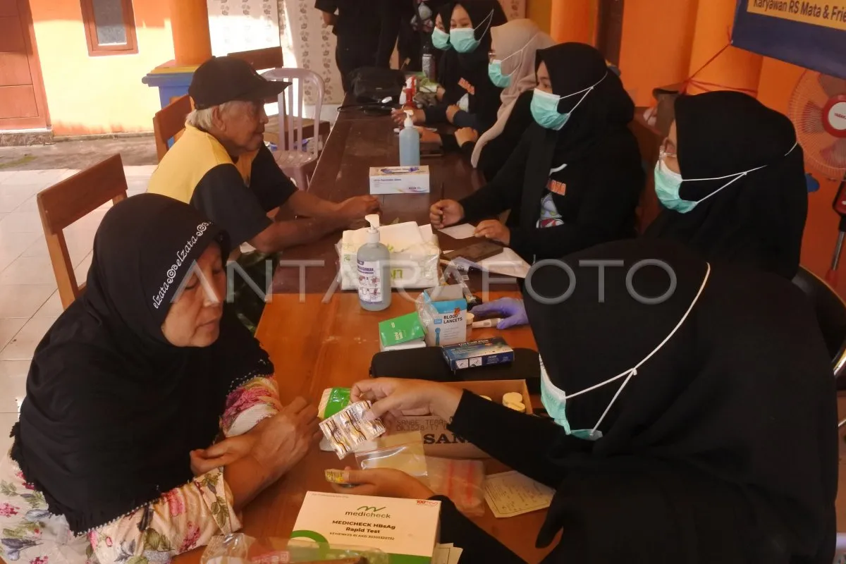 Tenaga Medis Periksa Kesehatan Warga Terdampak Banjir di Situbondo