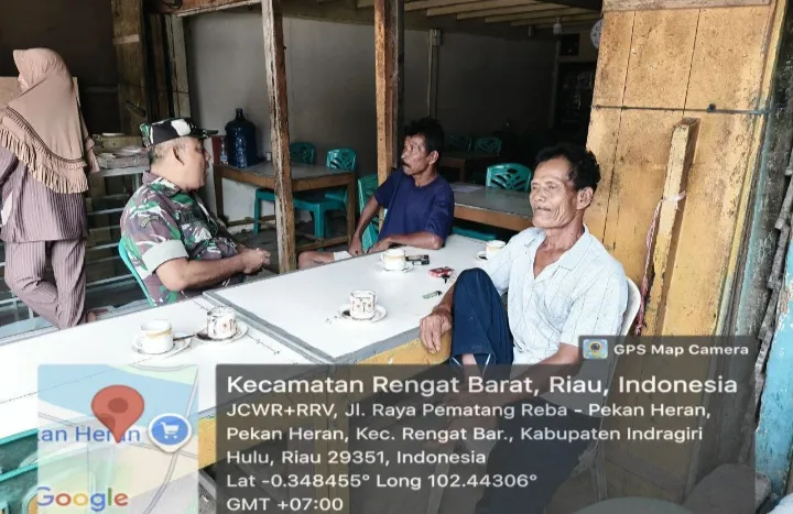 Babinsa Koramil 01/Rengat Gelar Komsos Bersama Warga di Warung Kopi Desa Pekan Heran