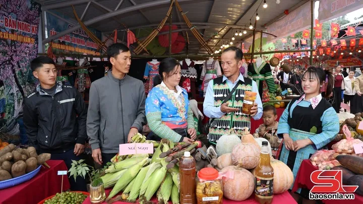 Stan Produk Pertanian Meramaikan Festival Budaya dan Olahraga Kelompok Etnis di Komune Huoi Mot