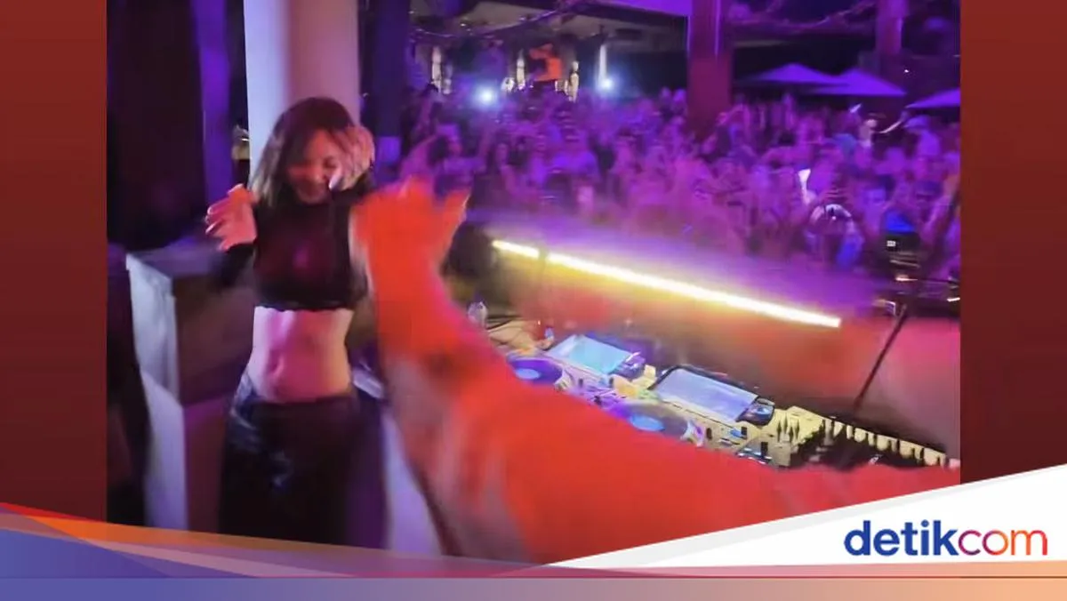 Lisa BLACKPINK Tertangkap Kamera Menikmati Musik DJ di Kelab Mewah Uluwatu, Bali