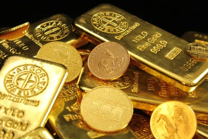Harga Emas Menguat Ditopang Perlambatan Ekonomi AS, Inflasi, dan Ketegangan Global