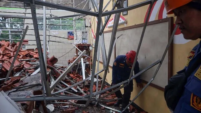 Bupati Bogor Minta Audit Menyeluruh Setelah Atap SMAN 2 Gunung Putri Ambruk