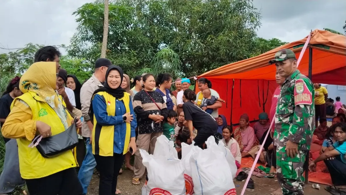 Anggota DPRD Bekasi Novi Yasin Kunjungi Pengungsi Banjir di Bojong Poncol Pebayuran