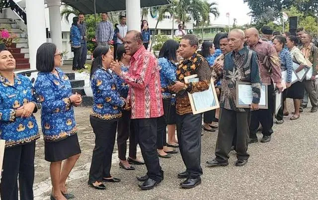 Bupati TTU Lepas 75 PNS Purna Tugas dan Serahkan Piagam Penghargaan
